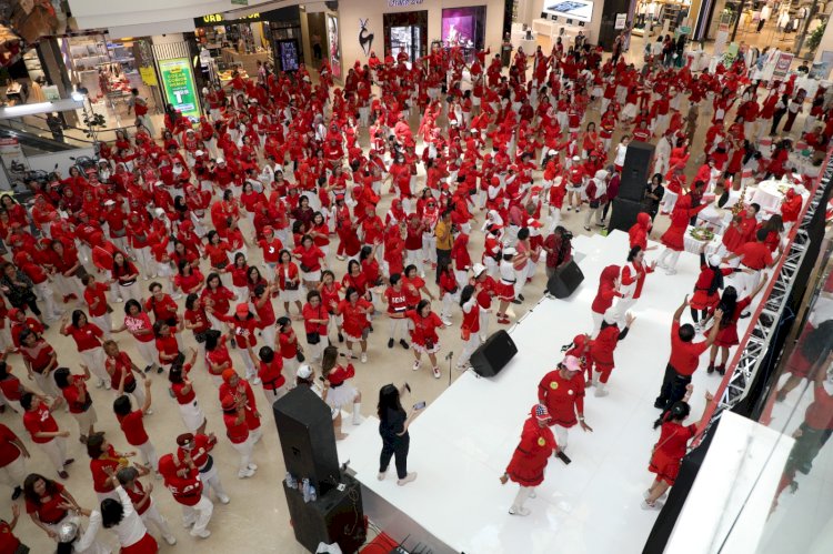 Sebanyak 500 anggota Persatuan Wanita Olahraga Seluruh Indonesia (Perwosi) Jateng menari bersama dalam acara line dance di Pollux Mall Paragon, Senin (5/8). Istimewa