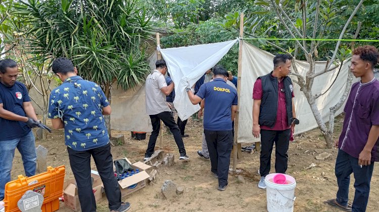 Proses ekshumasi jenazah Haniyah oleh kepolisian beberapa waktu lalu. IST