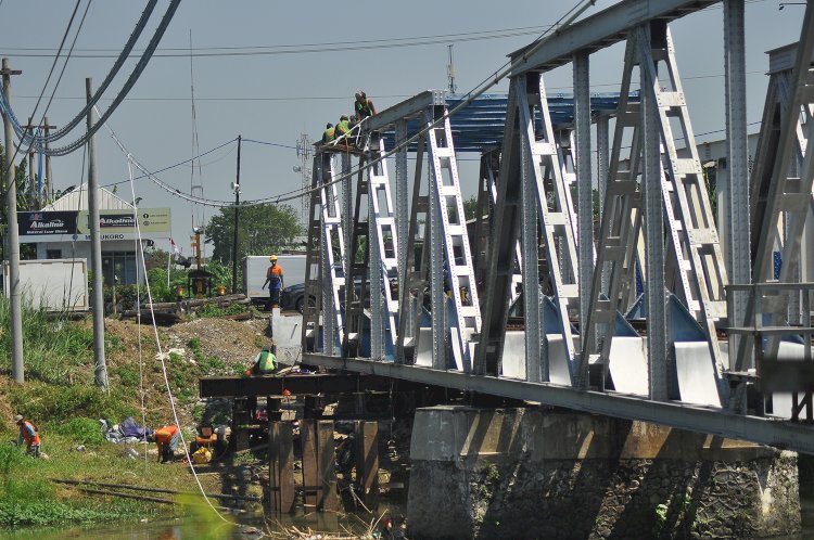 Para Pekerja Lakukan Perbaikan Jembatan Kereta Api Yang Melintasi Sungai Banjir Kanal Barat Di Jalan Madukoro Raya, Kota Semarang, Selasa (06/08). Wahyu Sulistiyawan/RMOLJawaTengah