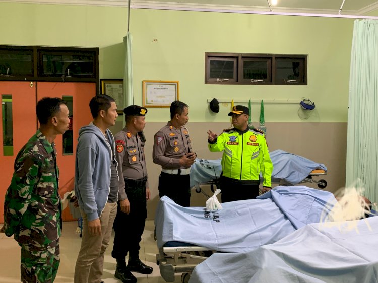 Kapolres Batang AKBP Nur Cahyo Ari Prasetyo (paling kanan) saat mengunjungi korban kecelakaan maut di Jalur Dieng-Bawang, Selasa (6/8) malam.iSt