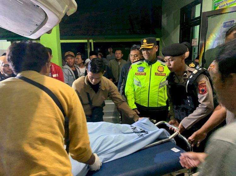 Kapolres Batang AKBP Nur Cahyo Ari Prasetyo melihat jenazah korban kecelakaan Fortuner di Jalur Dieng-Bawang. 