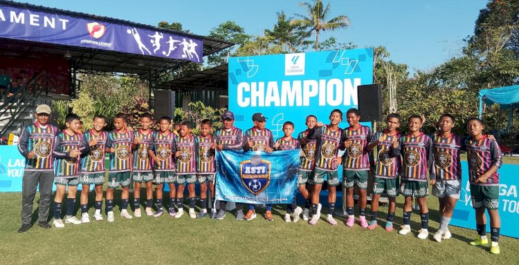 Tim ASTI Kudus ditahbiskan juara pertama dan gelar pemain terbaik saat LaLiga Youth Tournament 2024. 