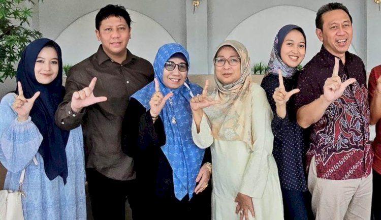 Gus Ulvi (Dua Dari Kiri) Bersama Calon Bupati Lilis Suryani Fuad Usai Pertemuan Yang Dilakukan Di Ponpes Al Falah Sumberadi Kebumen. Istimewa/RMOLJawaTengah