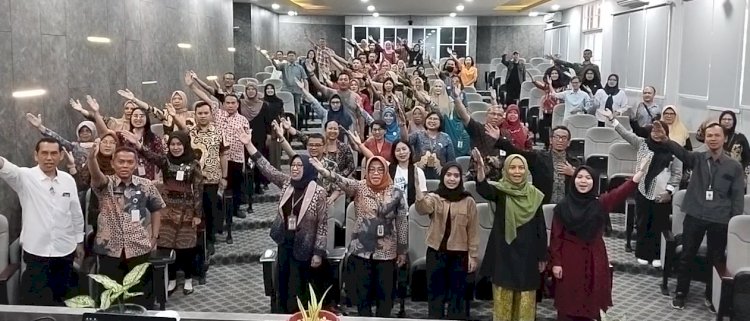 Prof. Dr. Ir. Eko Sediyono, M.Kom Bersama Para Tamu Undangan Saat Membuka Kegiatan FGD Pengembangan Roadmap Salatiga City Of Literacy Di Ruang F114, Kampus UKSW, Salatiga, Kamis (08/08). Erna Yunus B/RMOLJawaTengah