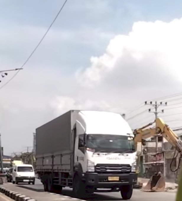 Macet panjang di Jalur Pantura Semarang-Demak, Kamis (8/8) ada perbaikan jalan dan saluran di Sayung. Dicky Aditya/RMOLJateng