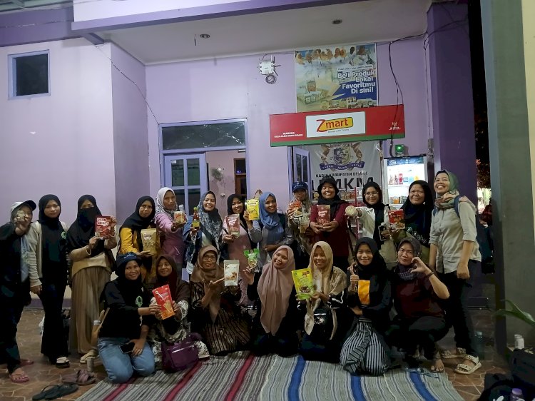 Puspita Bahari berfoto bersama JPP Nusantara dan Bina Desa di depan pusat oleh - oleh Kadin UMKM Demak, Kamis (8/8) malam. Nungki/RMOLJateng