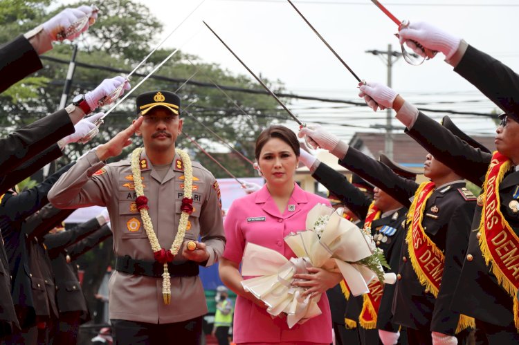 Prosesi penyambutan AKBP Ari Cahya beserta Ny Victoria Ari sebagai Kapolres Demak dan Ketua Bhayangkari cabang Demak yang baru. Nungki/RMOLJateng