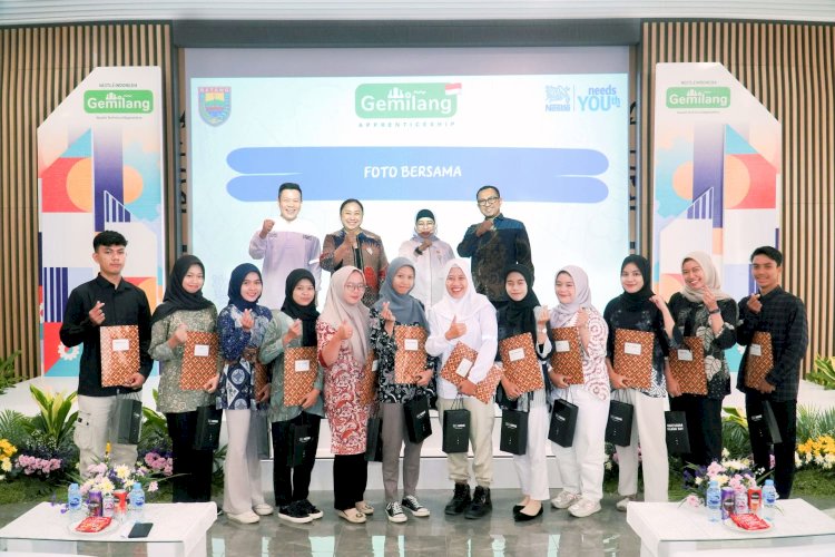 Pj Bupati Batang Lani Dwi Rejeki (dua dari kanan) didampingi Kepala Dinas Ketenagakerjaan Batang Rahmad Nurufadilah, bersama Direktur HR Nestlé Indonesia Fahrul Irvanto, dan Factory Manager Bandaraya Irwan Utama, dan HRBP Technical Yuniastari (barisan belakang), saat berfoto bersama peserta program pelatihan Gemilang, yang diselenggarakan oleh PT Nestle Indonesia di Batang, belum lama ini. Istimewa