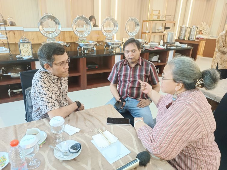 Wawancara Khusus Redaksi RMOLJateng Kepada Sekretaris Komite Penyelidikan dan Pemberantasan KP2KKN (Duduk Di Sebelah Kiri) Tentang Peluang Kasus Korupsi Masa Jabatan Kepala Desa (Kades) Diperpanjang Sesuai Aturan Undang-undang Nomor 3 Tahun 2024 Tentang Perubahan Kedua Atas Undang-undang Nomor 6 Tahun 2015 Tentang Desa, Sabtu (10/08). Dicky A Wijaya/RMOLJawaTengah