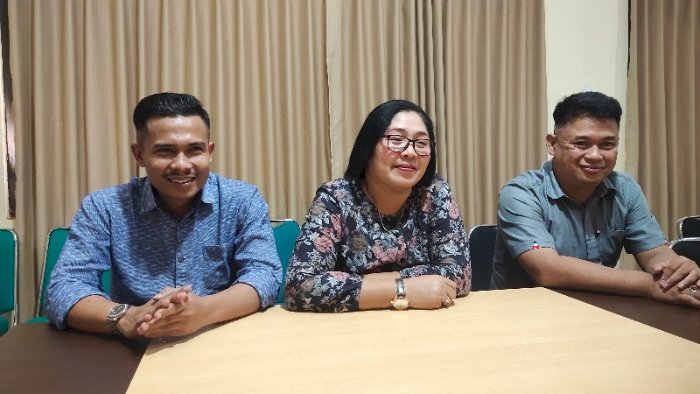 Ketua Bawaslu Karanganyar Nuning Ritwanita Priliastuti (tengah) saat memberikan keterangan kepada wartawan. Dian Tanti/RMOLJateng