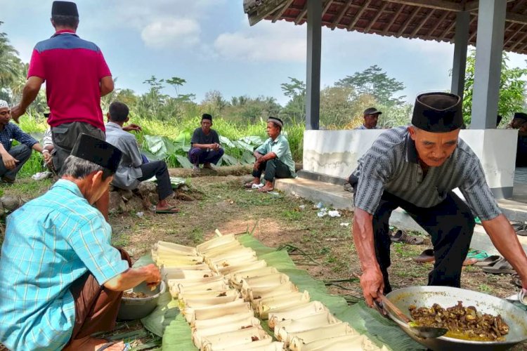 Warga bersiap menempatkan olahan daging kambing yang telah matang ke dalam takir dalam prosesi selamatan di Pesanggrahan Eyang Manurejo di Desa Kemanukan, Kecamatan Bagelen, Purworejo. Budi Agung/RMOLJateng