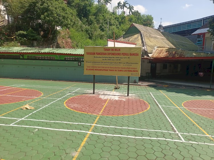 Tulisan-Tulisan Informasi Lahan Dan Bangunan Sekolah SMP Nasima Dalam Pengawasan Dan Perlindungan Firma Hukum Tertentu Terpasang Di Halaman Dan Lapangan. Dicky A Wijaya/RMOLJawaTengah