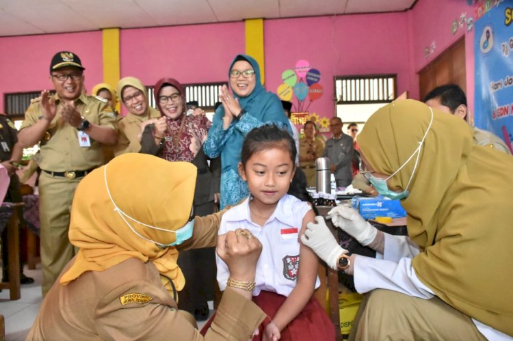 Petinggi Pemerintah Kota Salatiga Dan Pemerintah Provinsi Jawa Tengah (Jateng) Saat Menyaksikan Para Siswa SD Kumpulrejo 03 Salatiga Menjalankan Imunisasi, Senin (12/08). Erna Yunus B/RMOLJawaTengah