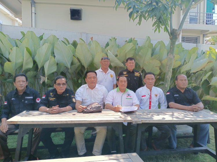 Front Pegiat Anti Korupsi (FPAK) Kota Semarang saat konferensi pers di sebuah kafe di Semarang, Senin (12/8). Umar Dani/RMOLJateng