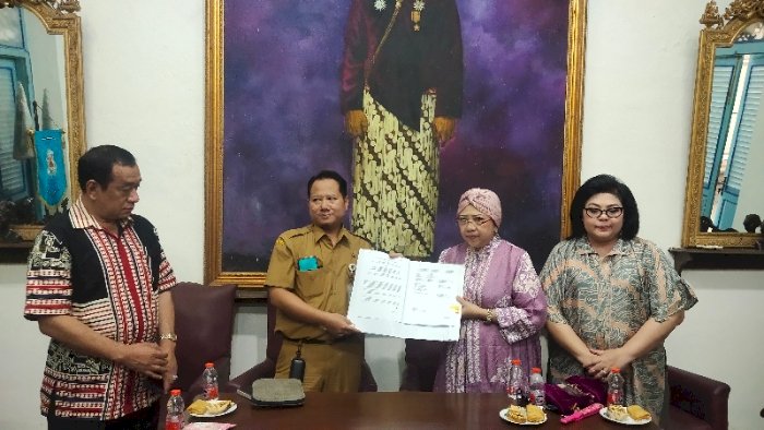 Penandatanganan kesepakatan antara Keraton Surakarta yang diwakili Lembaga Dewan Adat (LDA) dengan Pemkot Surakarta soal revitalisasi Masjid Gede Surakarta dan Siti Hinggil Selatan. Dian Tanti/RMOLJateng