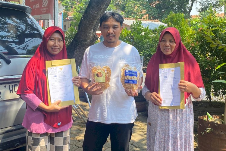 Pelaku UMKM sekitar PLTU Batang menunjukkan sertifikat halal dari Kemenag Batang. IST