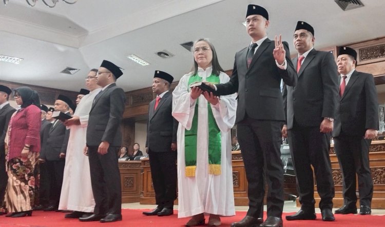 Rohaniawan Saat Mengambil Sumpah Anggota DPRD Kota Salatiga Periode 2024-2029 Pada Saat Pelantikan Mereka Di Gedung DPRD Salatiga, Rabu (14/08). Erna Yunus B/RMOLJawaTengah