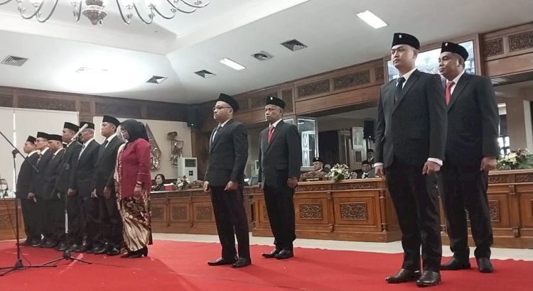 Alex Dan Lauren Menggantikan Bonar Serta Sarmin Untuk Dilantik Sebagai Anggota DPRD Salatiga Periode 2024-2029 Di Gedung DPRD Salatiga, Rabu (14/08). Erna Yunus B/RMOLJawaTengah