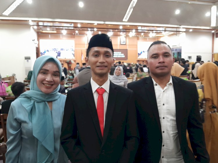 Maulana Rafli bersama kedua orang tua usai pelantikan. Nungki/RMOLJateng