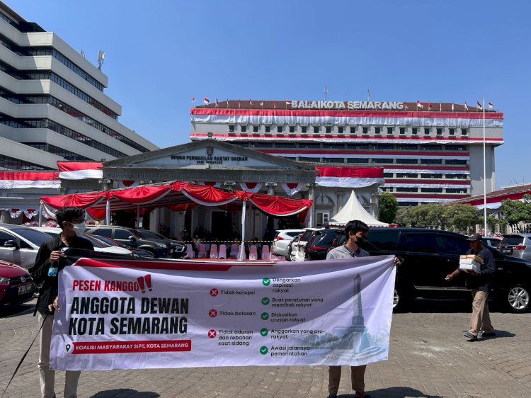 Sejumlah aktivis memberikan peringatan kepada anggota DPRD Kota Semarang yang 
