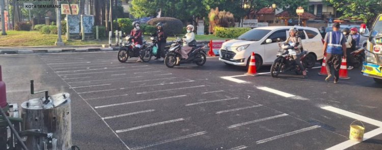 Petugas DPU Kota Semarang membuat garis marka di jalan baru usai perbaikan setelah di aspal. Dicky Aditya/RMOLJateng