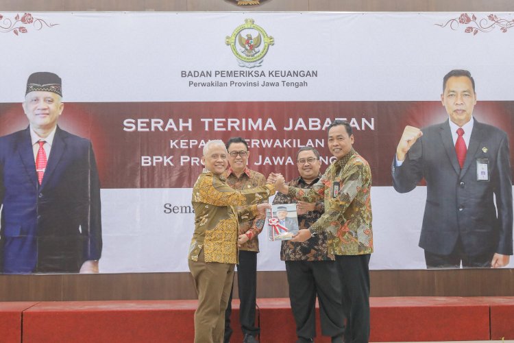 Serah terima jabatan Kepala Perwakilan Badan Pemeriksa Keuangan (BPK) Provinsi Jawa Tengah dari pejabat lama  Hari Wiwoho ke pejabat baru Karyadi yang berlangsung di Auditorium Kantor BPK  Jateng Kamis, (15/8). Istimewa