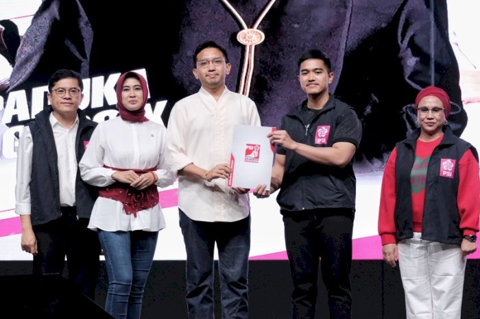 Ketum PSI Kaesang Pangarep serahkan rekomendasi untuk pilkada Solo kepada Gusti Bhre dan Astrid. Istimewa