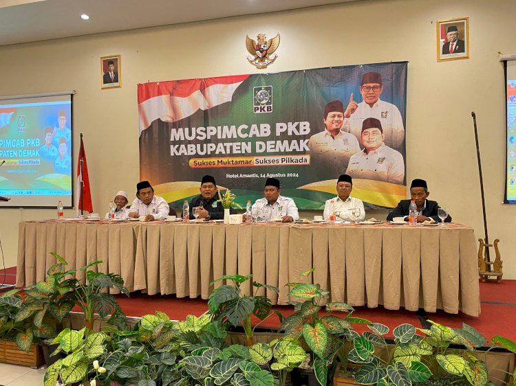 Ketua DPC PKB Demak H Zayinul Fata didampingi Sekretaris DPC H Rizqon Malik Fullaesuf dan jajaran Dewan Syuro DPC PKB memimpin muspimcab di Hotel Amantis Kota Demak. Nungki/RMOLJateng
