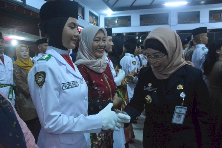 Pj Bupati Batang Lani Dwi Rejeki memberi selamat pada Paskibraka Kabupaten Batang yang baru saja dikukuhkan. IST