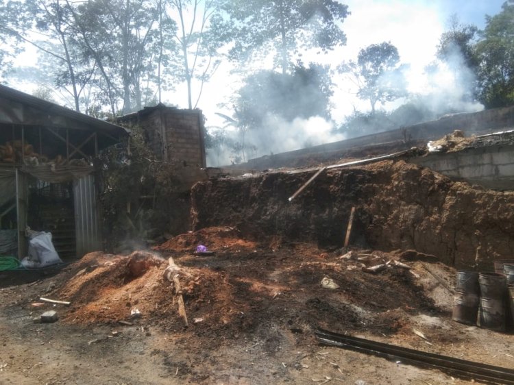 Dua unit Mobil pemadam kebakaran yang dikerahkan untuk memadamkan api di kandang ayam milik warga di Kec. Sumowono, Kabupaten Semarang. Erna Yunus B/RMOLJateng