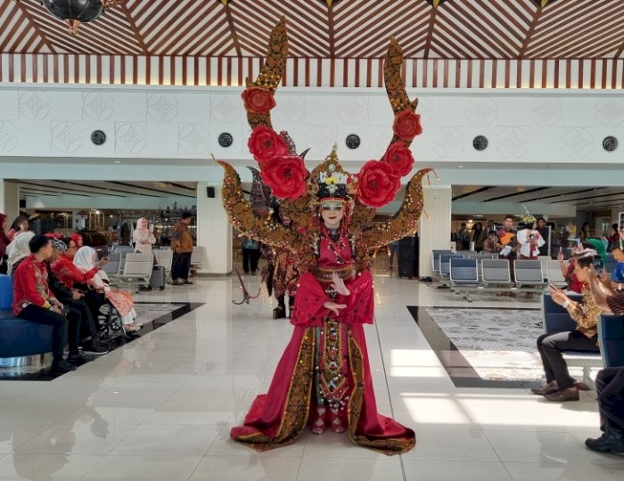 Karya Event Director Solo Batik Carnival Ade Sugriwa ditampilkan dalam fashion show di ruang tunggu bandara Adi Soemarmo Solo. dok Humas Bandara Adi Soemarmo