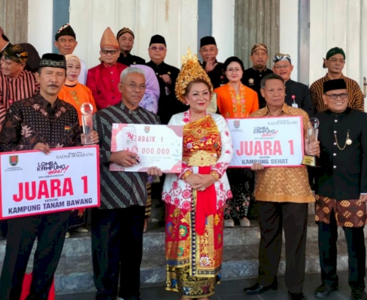Walikota Semarang, Hevearita Gunaryanti Rahayu, saat memberikan hadiah juara lomba usai memimpin upacara peringatan Hari Ulang Tahun (HUT) Kemerdekaan RI ke-79 di Balai Kota Semarang pada Sabtu (17/8). Istimewa 