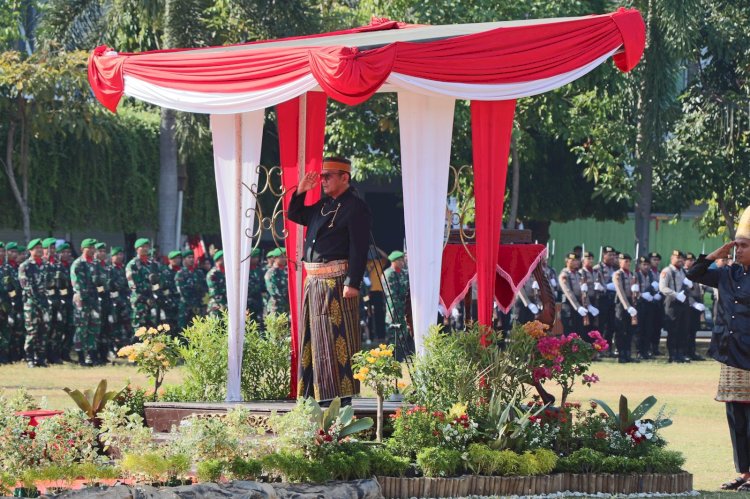 PJ Bupati Kudus, Hasan Chabibie menjadi inspektur upacara HUT Kemerdekaan RI di Alun-alun Simpang Tujuh Kudus. 