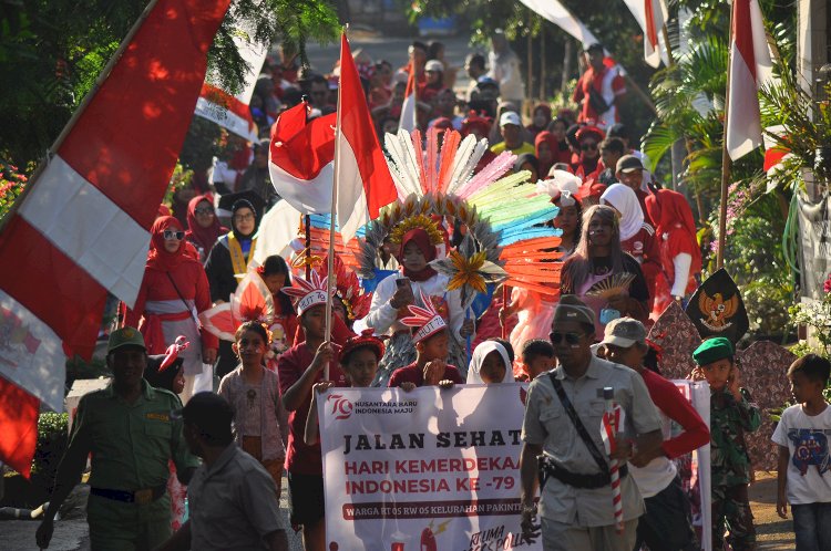 Warga Pakintelan RT05/RW05 Mengikuti Karnaval Dengan Mengenakan Kostum Unik Saat Melintasi Jalan Raya Mangunsari, Gunungpati, Kota Semarang, Minggu (18/08). Wahyu Sulistiyawan/RMOLJawaTengah