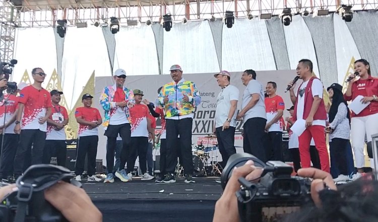 Pj Gubernur Jawa Tengah (Jateng), Nana Sudjana Dan Sekda Provinsi Jateng Sumarno Mengenakan Jersey Tour De Borobudur Di Salatiga Usai Meluncurkannya Di Salatiga, Minggu (18/08). Erna Yunus B/RMOLJawaTengah