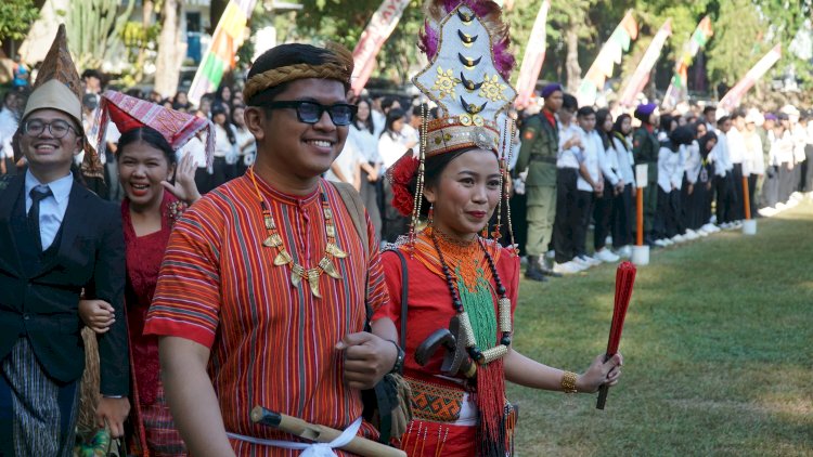 Perwakilan 18 Etnis UKSW saat kenakan busana nasional. Ist/ Erna Yunus B-RMOLJateng  