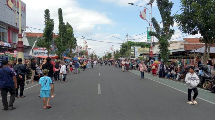 Masyarakat yang menunggu karnaval di Jalan Morosetta Kebumen harus gigit jari karena rute karnaval tidak jadi melewati kawasan tersebut. Budi Agung/RMOLJateng