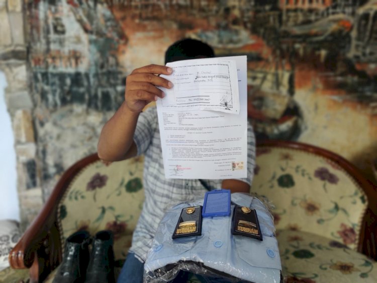 Husni, perwakilan keluarga korban menunjukkan bukti dugaan penipuan penerimaan CPNS Kemenkuham. IST 