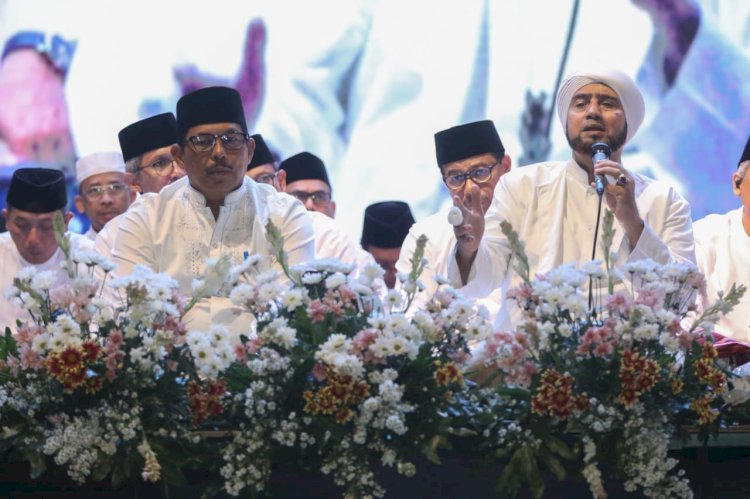 Ribuan Muslim Memadati Jateng Bersholawat Dengan Menghadirkan Habib Syech Bin Abdul Qodir Assegaf Sebagai Penceramah Di Kampus UIN, Salatiga, Senin (19/8) Malam. Istimewa/Erna Yunus B/RMOLJawaTengah