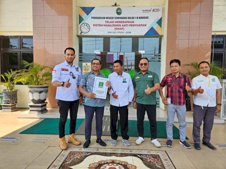 Pengurus DPC PKB Kota Semarang berfoto di depan kantor Pengadilan Negeri Semarang. dok PKB