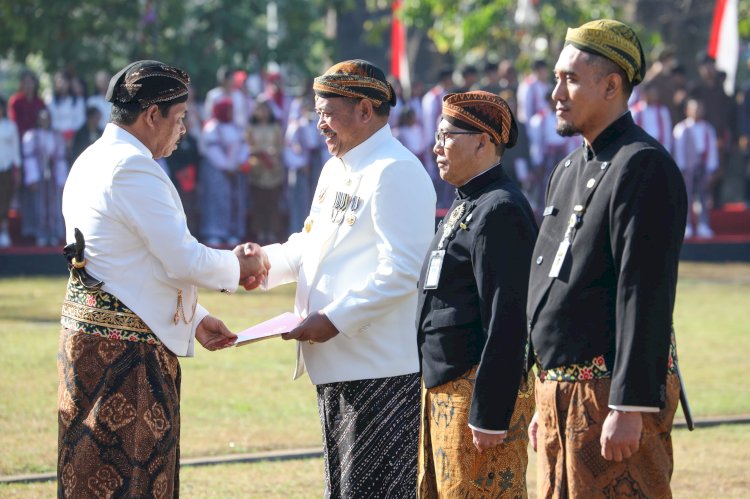 Penghargaan dari Presiden Jokowi diberikan kepada Sujarwanto selama 30 tahun menjadi ASN oleh PJ Gubernur Jateng. 