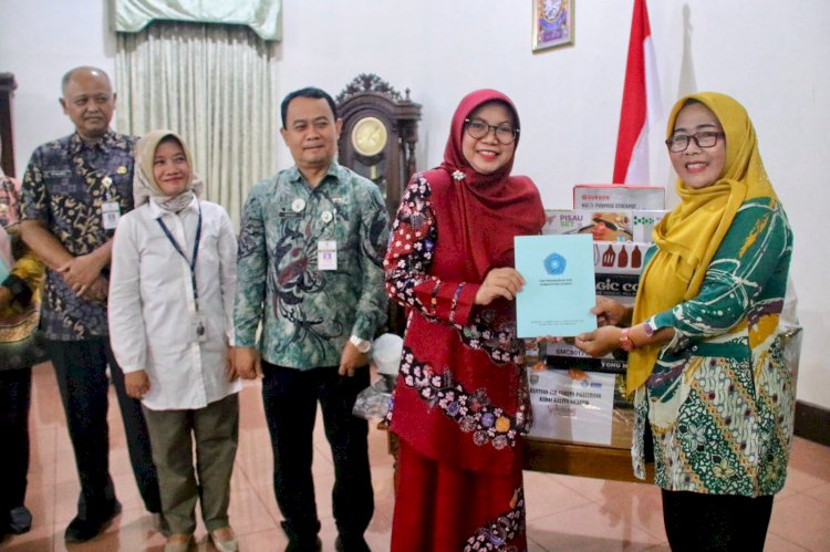 Penjabat Ketua TP PKK Kudus, Aini Hasan Chabibie (hijab merah) saat menerima pemberian bantuan CSR Bank Jateng untuk penanganan stunting.