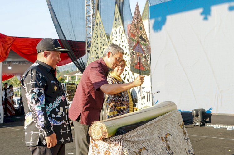 Pj. Wali Kota Salatiga, Yasip Khasani dan Sekda Sumarno diacara Penutupan HUT Provinsi Jawa Tengah, di Salatiga, Rabu (21/8). Istimewa