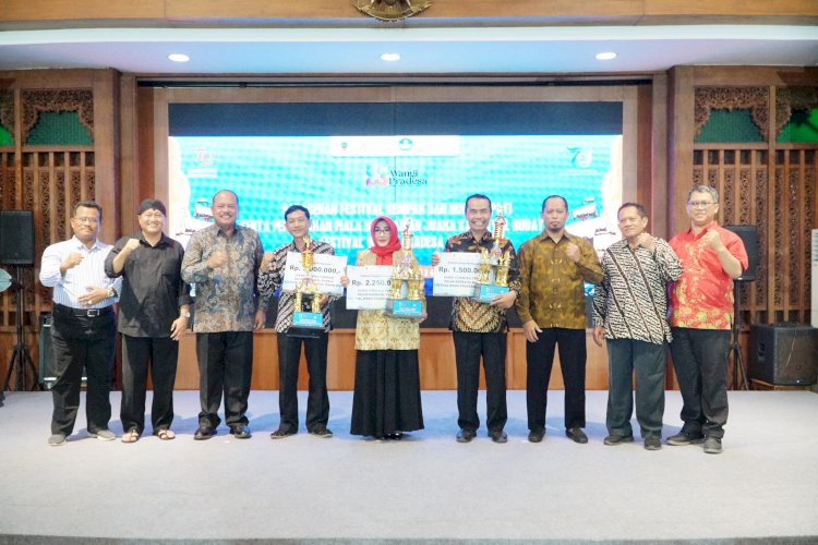 Penjabat Bupati Pati, Sujarwanto Dwiatmoko, saat penyerahan piala juara karnaval budaya Festival Wangi Pradesa dalam Sarasehan Festival Rempah dan Budaya Pati. 
