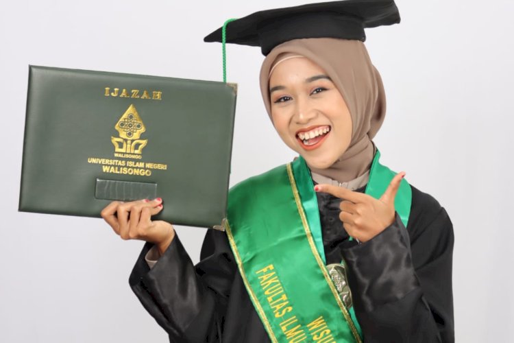 Wisudawati Wahdina Amrina Rosada Saat Wisuda, Rabu (21/08). Dokumentasi UIN Walisongo, Semarang