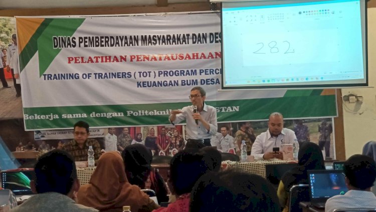 Bendahara BUMDes di Grobogan saat mengikuti TOT di Aula Bina Desa Dispermasdes Grobogan Jawa Tengah, Kamis (22/8) Rubadi/ RMOLJateng.