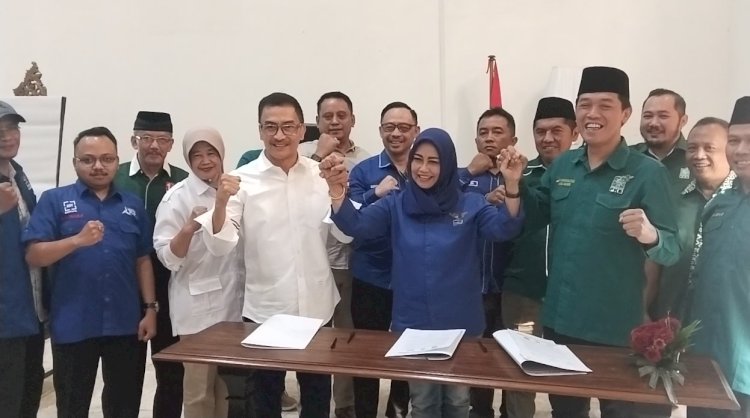 Tiga pimpinan dari tiga partai besar bergandengan tangan mendeklarasikan untuk Koalisi Salatiga Maju di Kayu Arum, Salatiga, Kamis (22/8) petang. Erna Yunus B/RMOLJateng