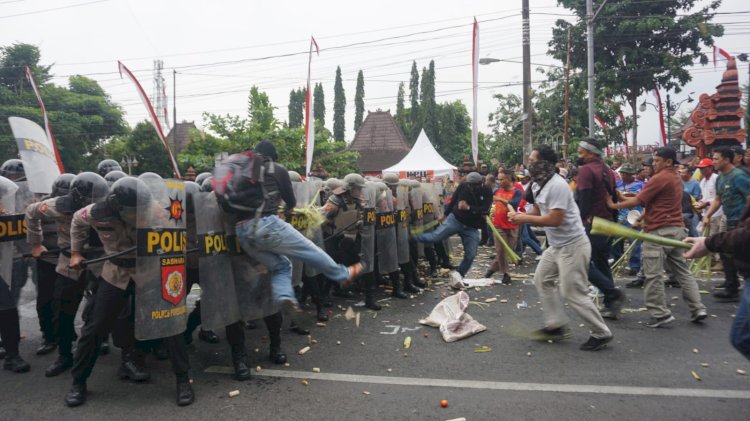Bentrokan dalam Sispamkota yang digelar Polres Purbalingga di jalan lingkar Alun-alun Purbalingga, Kamis (22/8/2024) sore. Humas Polres Purbalingga