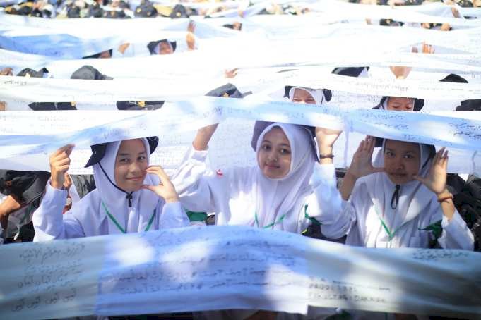 Pembentangan penulisan Shalawat Asnawiyah terpanjang oleh 2500 mahasiswa baru IAIN Kudus memecahkan rekor MURI. 