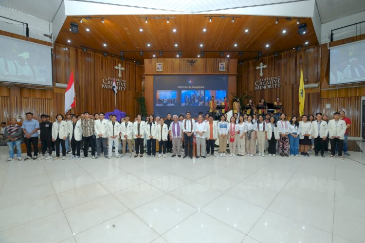 Para peserta mahasiswa UKSW yang meraih prestasi di dunia seni dan sastra hingga masuk di posisi Top 5 Perguruan Tinggi se-Jawa Tengah di ajang Pekan Seni Mahasiswa Daerah (PEKSIMIDA) Jawa Tengah 2024 foto bersama. Erna Yunus B/RMOLJateng 